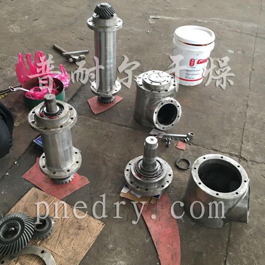 雙螺旋混合機組裝現(xiàn)場 雙螺旋混合機組裝現(xiàn)場